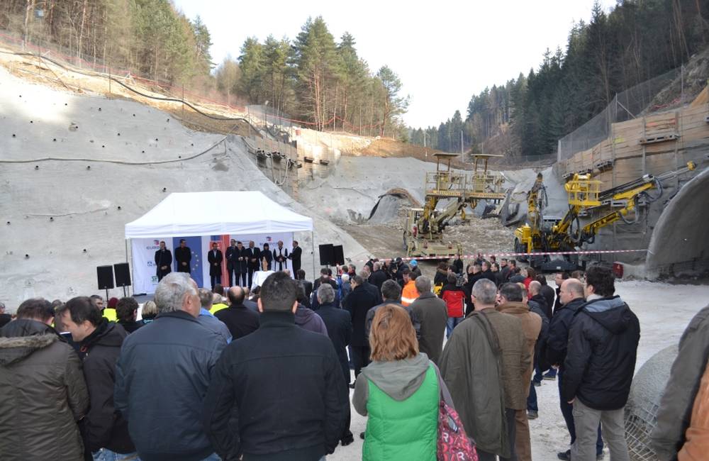 Foto: 10.marca začali raziť diaľničný tunel Považský Chlmec