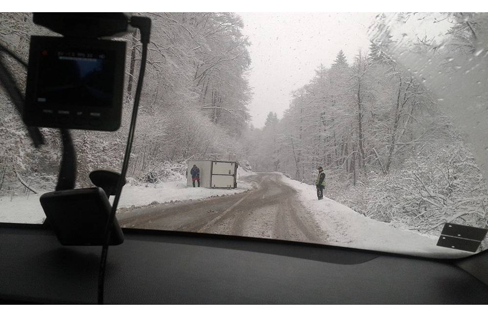 Foto: Aprílový sneh prekvapil aj vodičov na Kľaku, cesta je zatiaľ bez zdržania