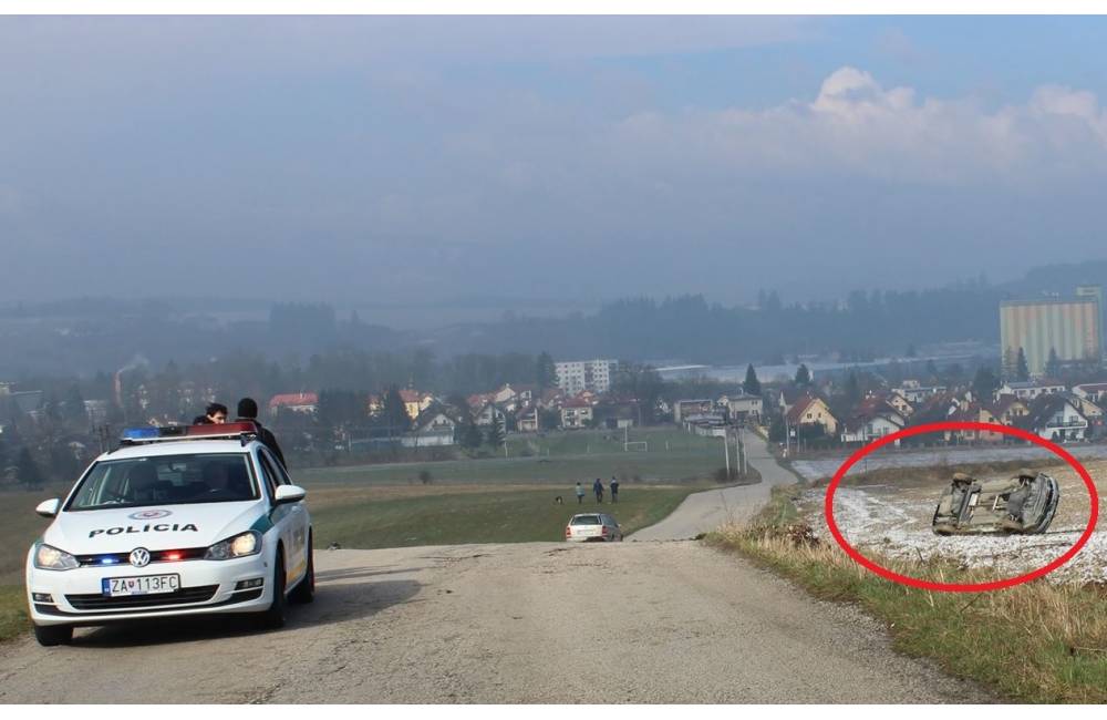 Foto: Na ceste medzi Rosinou a Bytčicou došlo k nehode, vozidlo zostalo prevrátené naboku