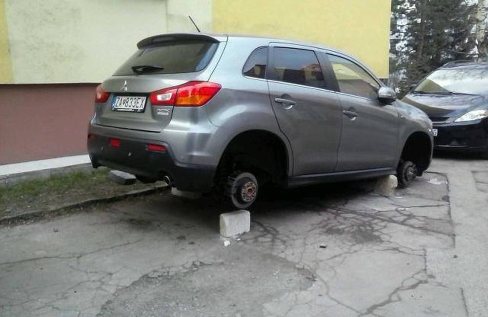 Foto: Na Hlinách 5 zlodeji ukradli disky spolu s pneumatikami