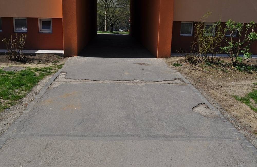 Foto: Mesto plánuje opraviť chodníky na Hlinách a na Vlčincoch