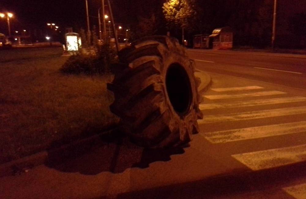 Foto: V noci na Solinkách našli v strede cesty koleso z traktora