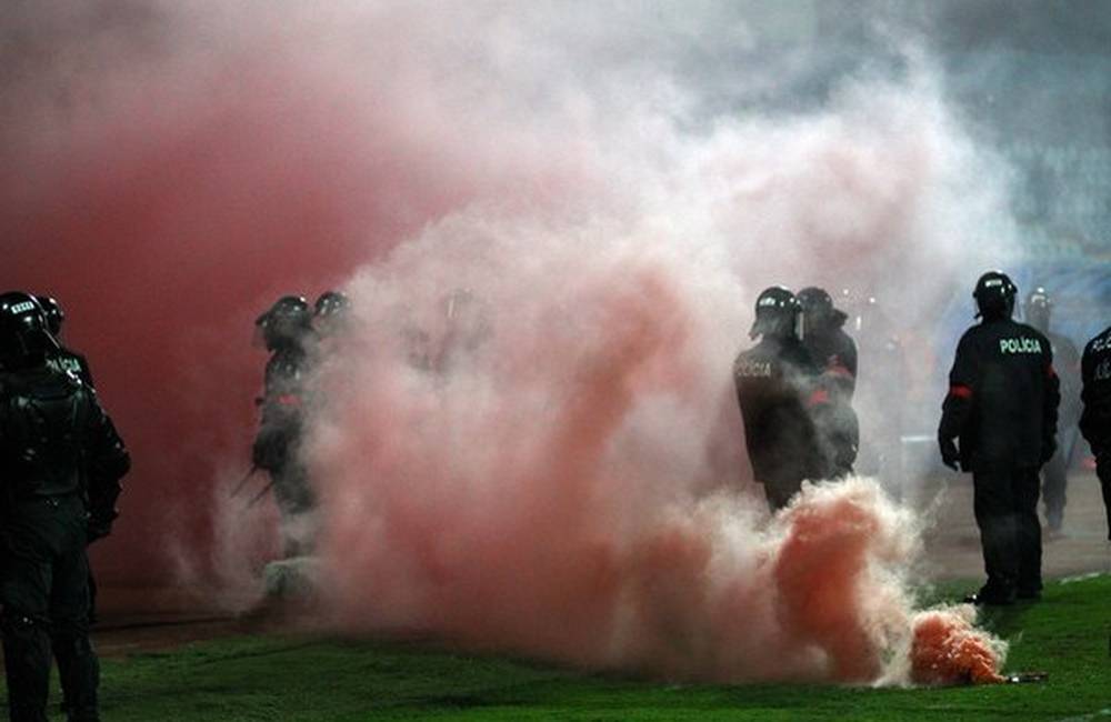 Foto: Na včerajšom futbalovom zápase hádzal pyrotechniku medzi ľudí, hrozia mu tri roky