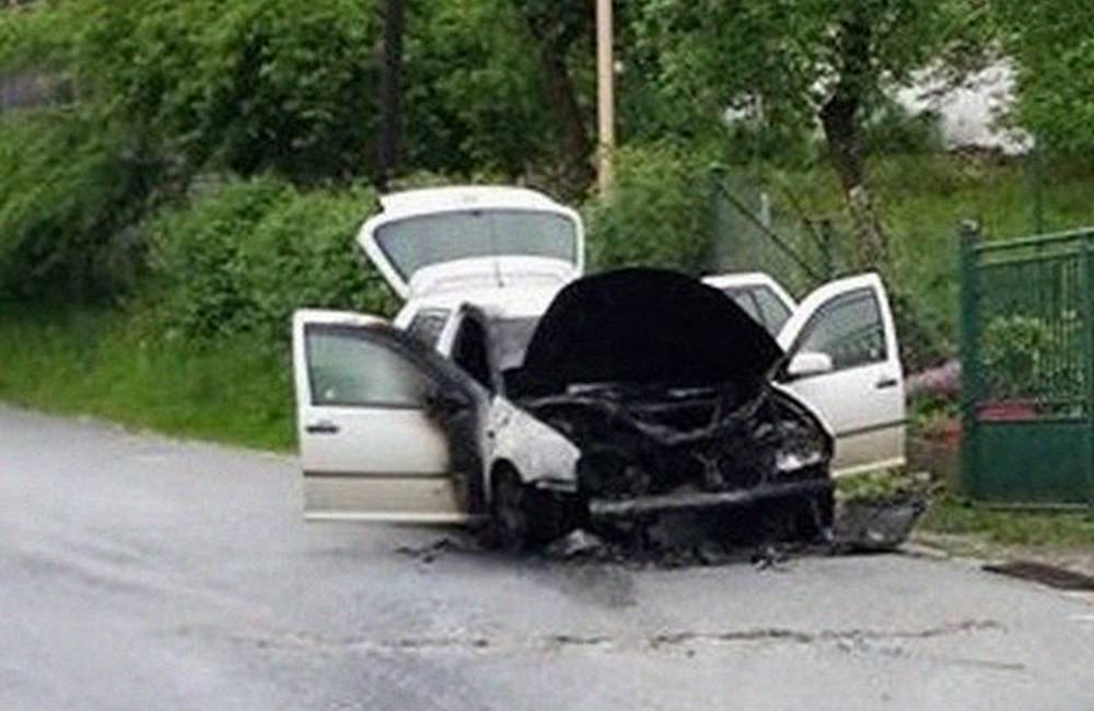 Foto: V Divinke zhorelo osobné auto, polícia začala trestné stíhanie