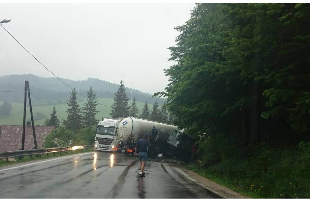 Foto: Príčinou zdržania na Makove bol havarovaný kamión