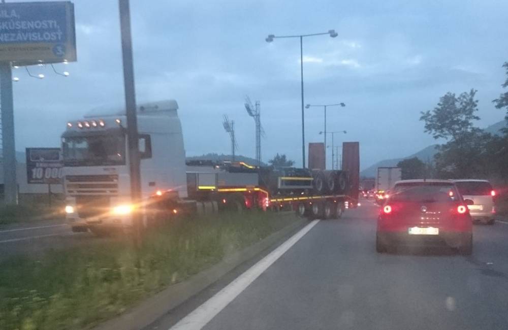 Foto: Na Ľavobrežnej sa v pondelok skrížil kamión cez dva smery