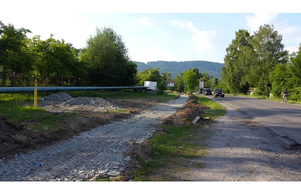 Foto: Na Rosinskej ceste pokračuje dostavba chodníka, ktorý bol nezmyselne zakončený