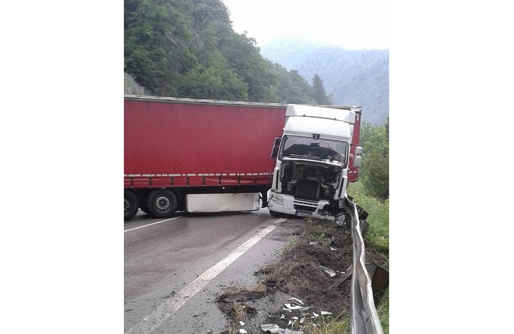 Foto: Pod Strečnom sa stala ďalšia nehoda, kamión sa skrížil cez celú cestu