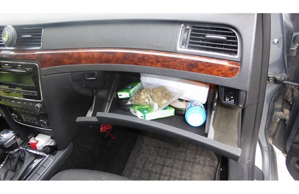 Foto: Vodič z Bytče prevážal marihuanu z Českej republiky, colníci so psom ho odhalili