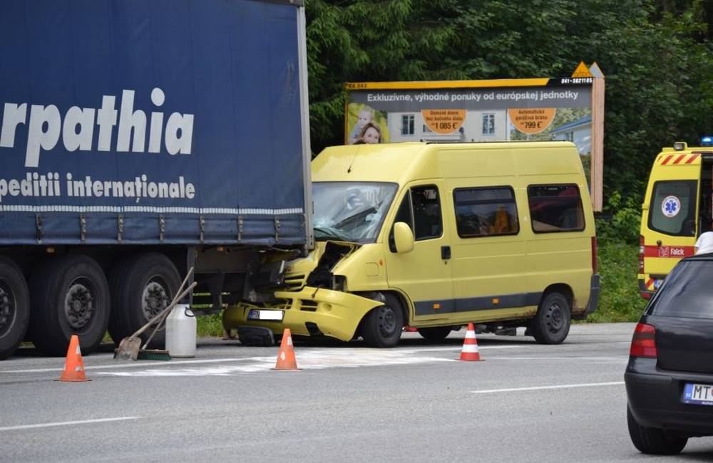 Foto: Aktuálne: Dopravná nehoda dodávky a kamiónu pri Mojšovej Lúčke