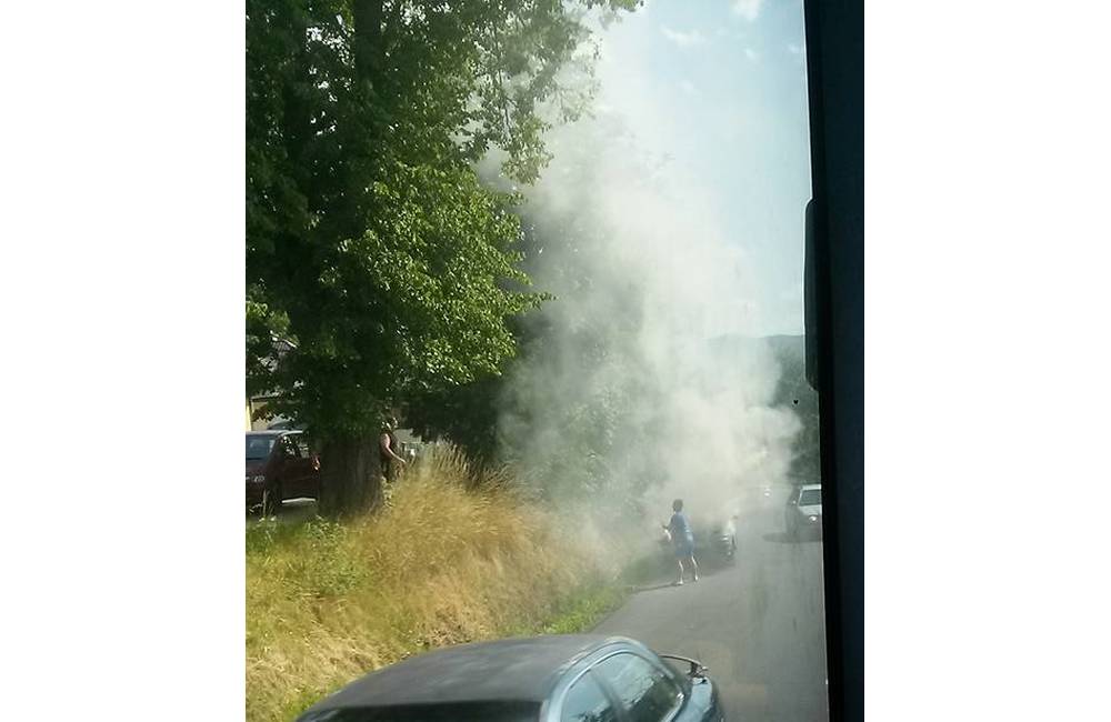 Foto: V Bytčici na hlavnej ceste horí auto, tvoria sa veľké kolóny