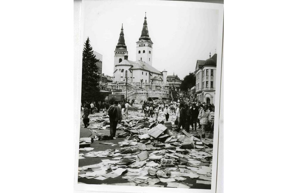 Foto: Happening na Hlinkovom námestí v roku 1990