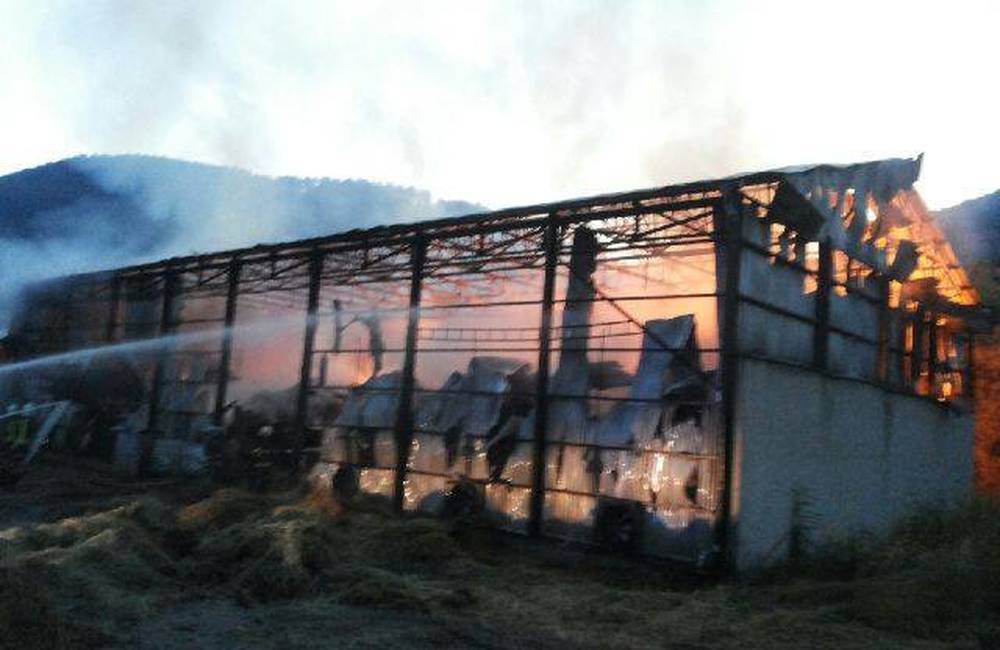 Foto: V obci Belá horel ovčín, zasahovali dobrovoľní aj žilinskí hasiči