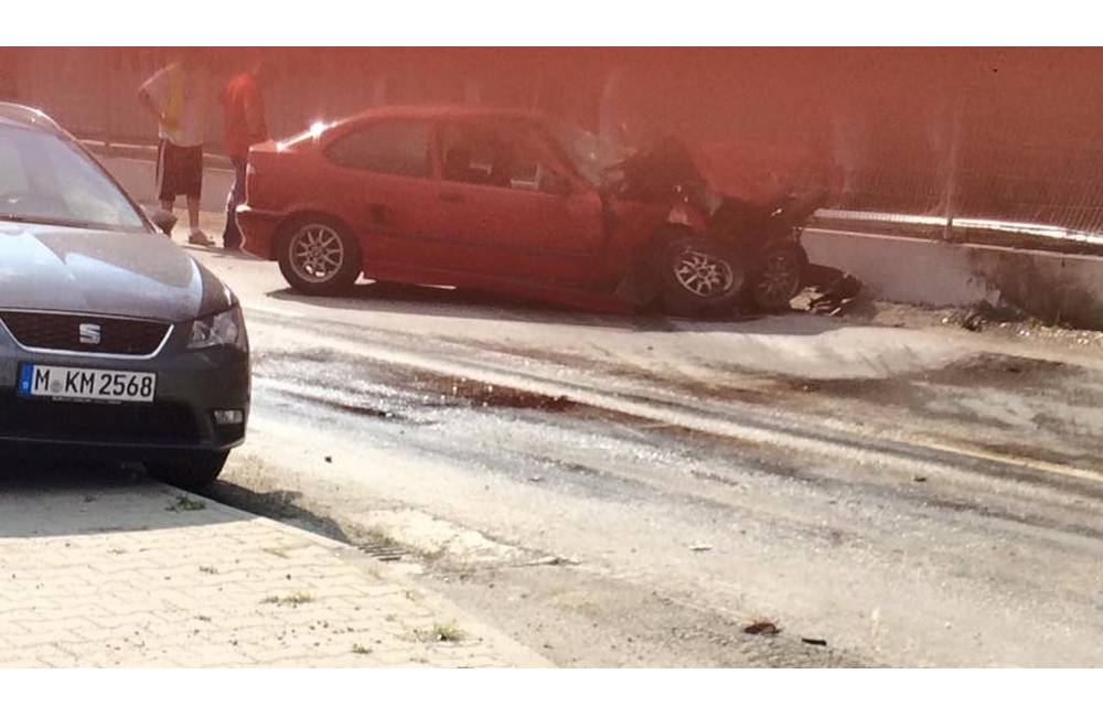Foto: Na Bratislavskej narazilo auto do múru