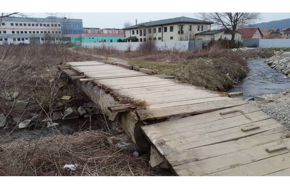 Foto: Lávka spájajúca mestské časti Trnové, Rosinky a Vlčince potrebuje rekonštrukciu. Vandali ju zničili