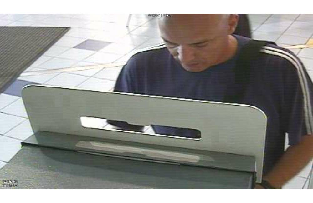 Foto: Neznámy páchateľ odcudzil peniaze z bankomatu, polícia pátra po svedkovi
