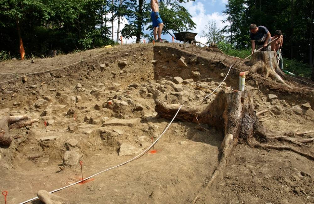 Foto: Archeologický výskum na hradisku Veľký vrch pri Divinke