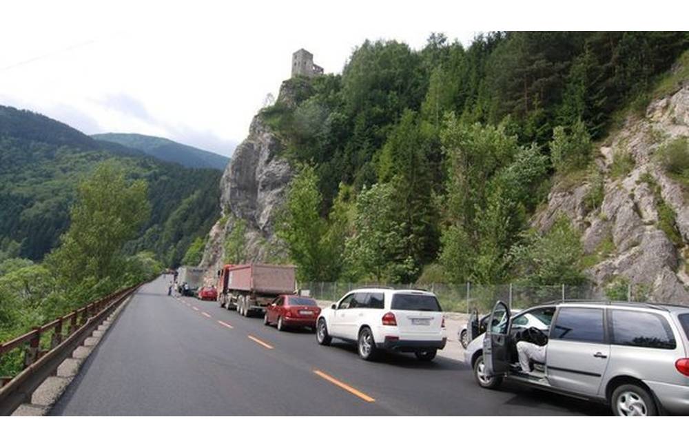 Foto: Pod Strečnom hrozí zrútenie skaly na cestu. Situácia je vážna!