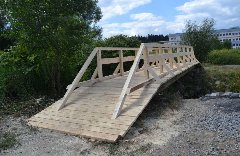 Foto: Zničený most cez potok Rosinka, ktorý spája Vlčince a Trnové konečne opravili