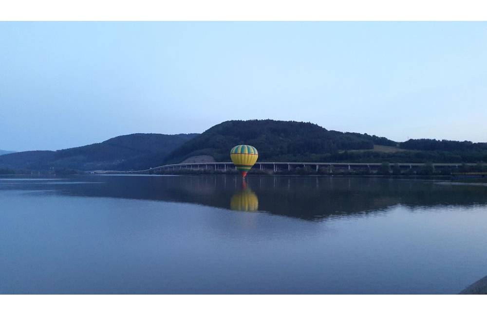 Foto: Adrenalínové pristátie balóna na Hričovskej priehrade. Čo sa vlastne stalo?