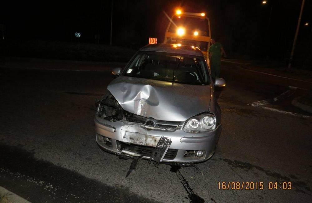 Foto: Opitý vodič v noci nabúral do 5 áut a zastavil ho až stĺp verejného osvetlenia