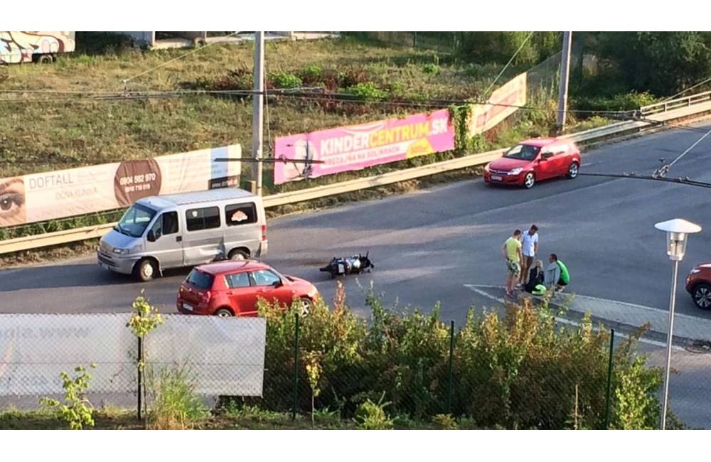 Foto: Nehody motorkárov stále pribúdajú. Dnes sa zrazila motocyklistka s dodávkou.