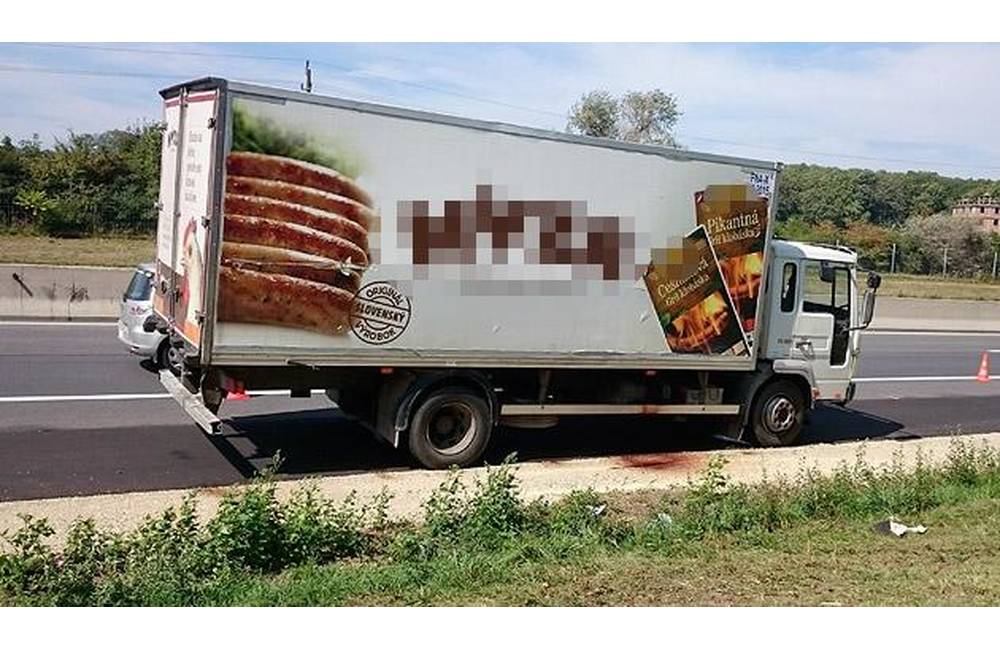 Na rakúskej diaľnici sa udusili v dodávke s logom HYZA desiatky utečencov