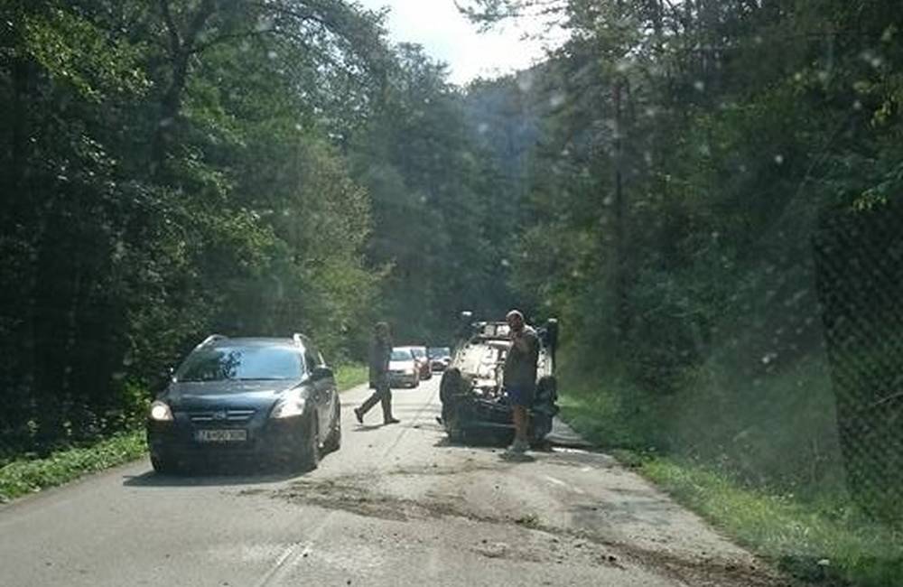 Foto: Práve sa deje: Na ceste do Lietavy skončilo auto prevrátené na streche