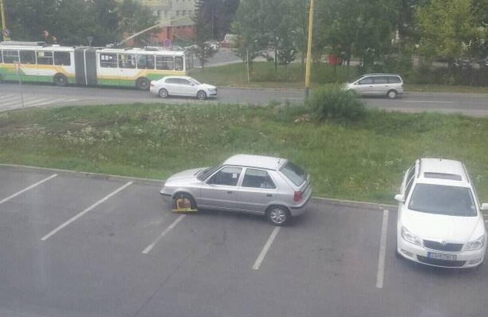 Foto: Mladík na sídlisku Solinky zaparkoval cez 3 miesta. Dostal papuču