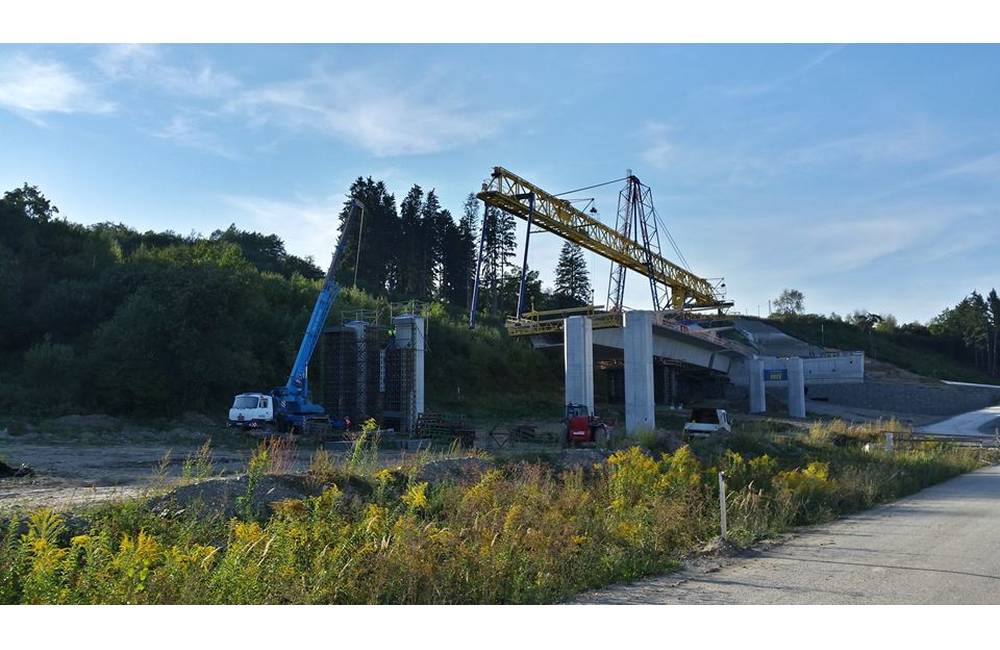 Foto: FOTO: Na úseku diaľnice Hričovské Podhradie - Lietavská Lúčka začali stavať ďalší most