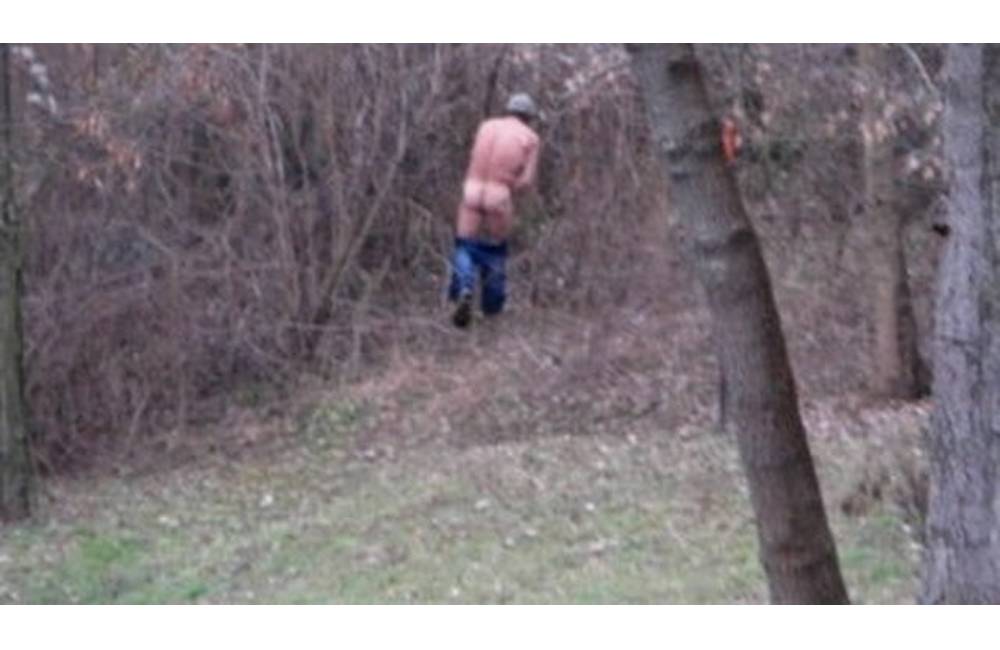 Foto: Mladík sa obnažoval najskôr na vodnom diele, potom ho videli v lesoparku