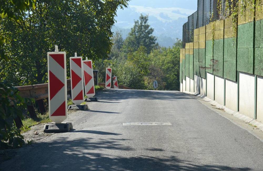 Foto: Cesta vo Vraní mala byť oddnes uzavretá, nemajú však potrebné značky