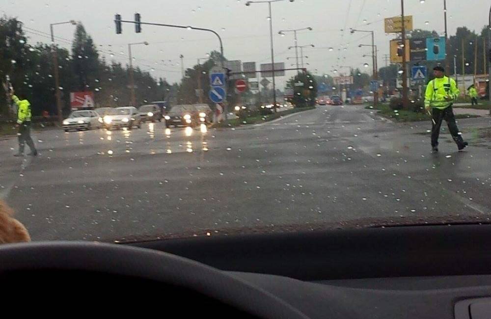 Foto: Na Košickej vypadli semafory, situácia sa komplikuje, dopravu riadia policajti