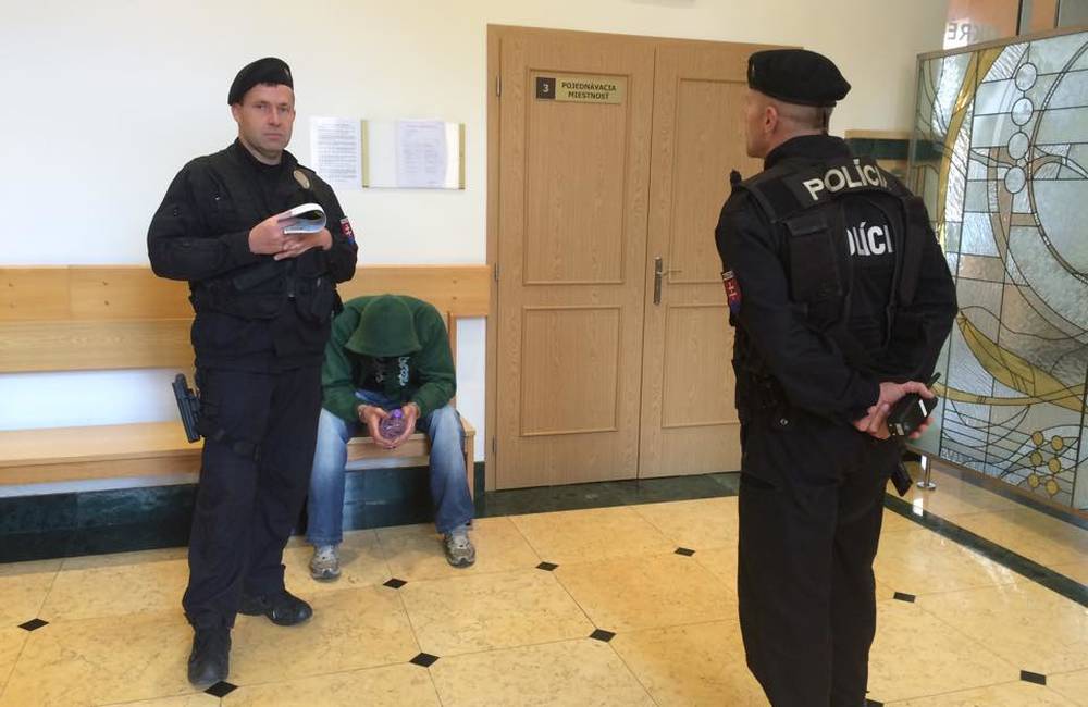 Foto: Mužov, ktorí vykradli automat na lístky čakal dnes súd. Obaja sa nedávno vrátili z väzenia