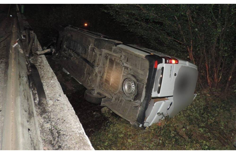 Foto: Nadránom havaroval len 19 ročný mladík, nákladné motorové vozidlo skončilo v potoku