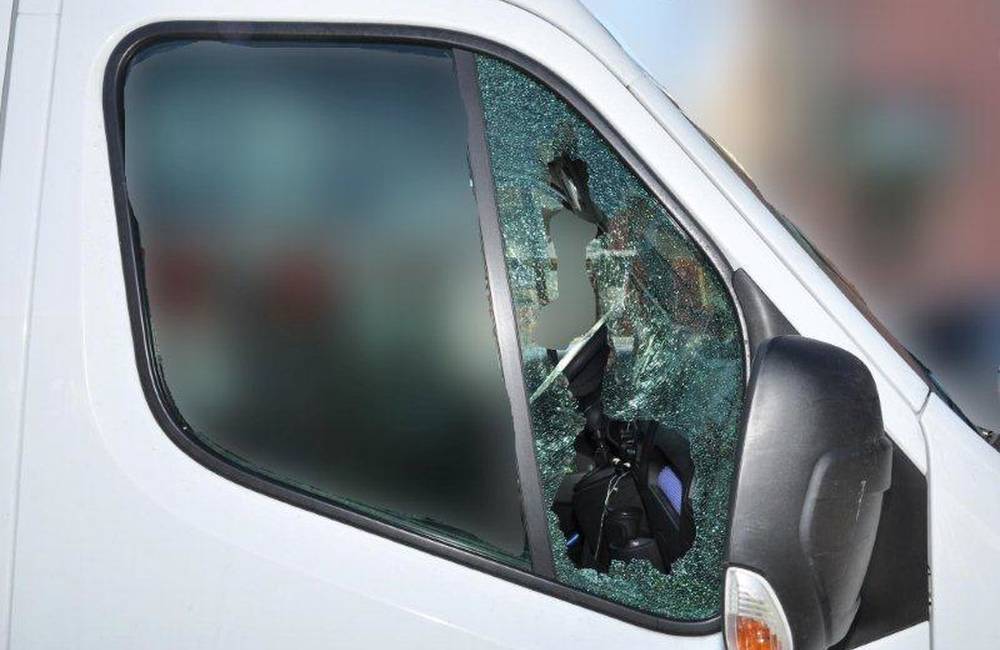 Foto: Žilinským kriminalistom sa podarilo chytiť muža, ktorý sa vlámal rozbitím okna do vozidla