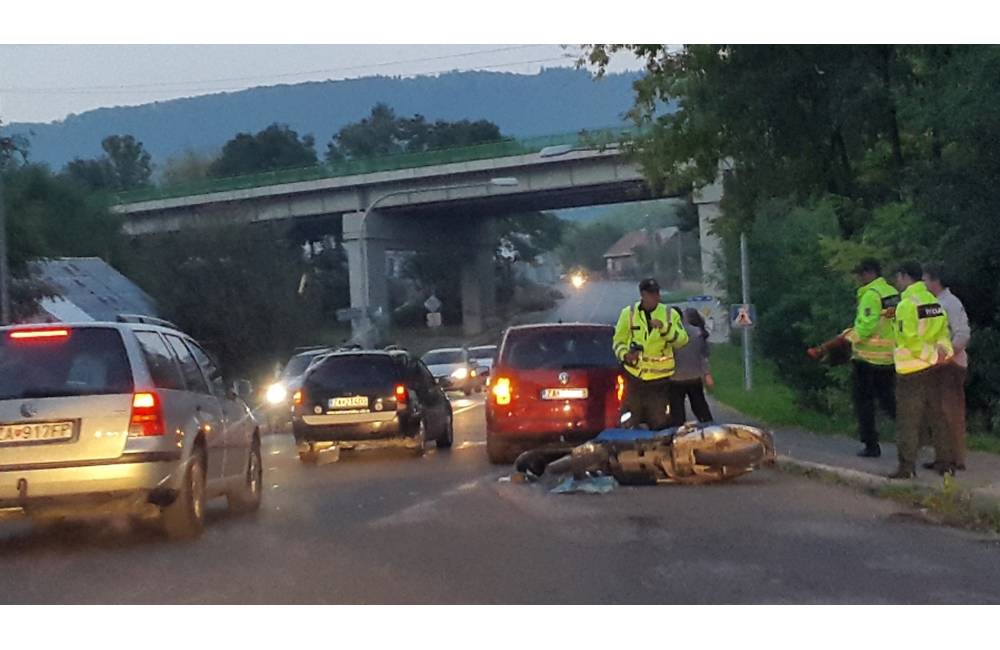 Foto: Na križovatke Rosinskej cesty a Bagarovej sa zrazil motorkár s osobným autom