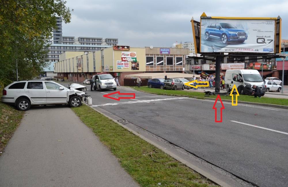 Foto: Po ulici Vysokoškolákov sa žena s dieťaťom rútila vysokou rýchlosťou a spôsobila nehodu 4 áut
