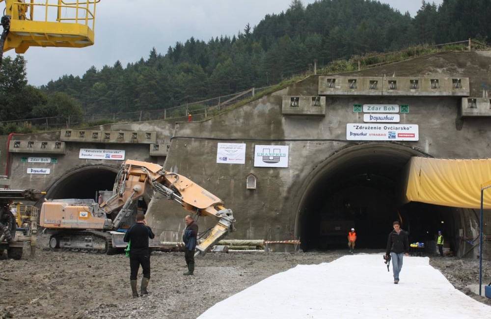 Foto: Na stavbe tunela Ovčiarsko došlo k pracovnému úrazu, záchranárom asistovali aj hasiči