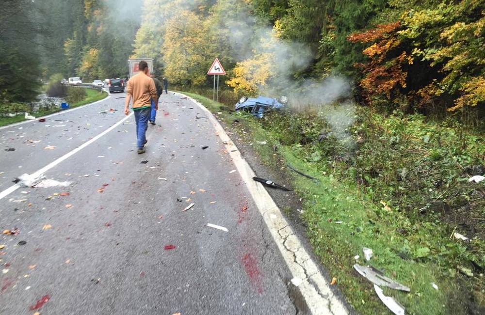 Foto: Aktuálne: Pri Ružomberku sa zrazil kamión s 2 osobnými autami
