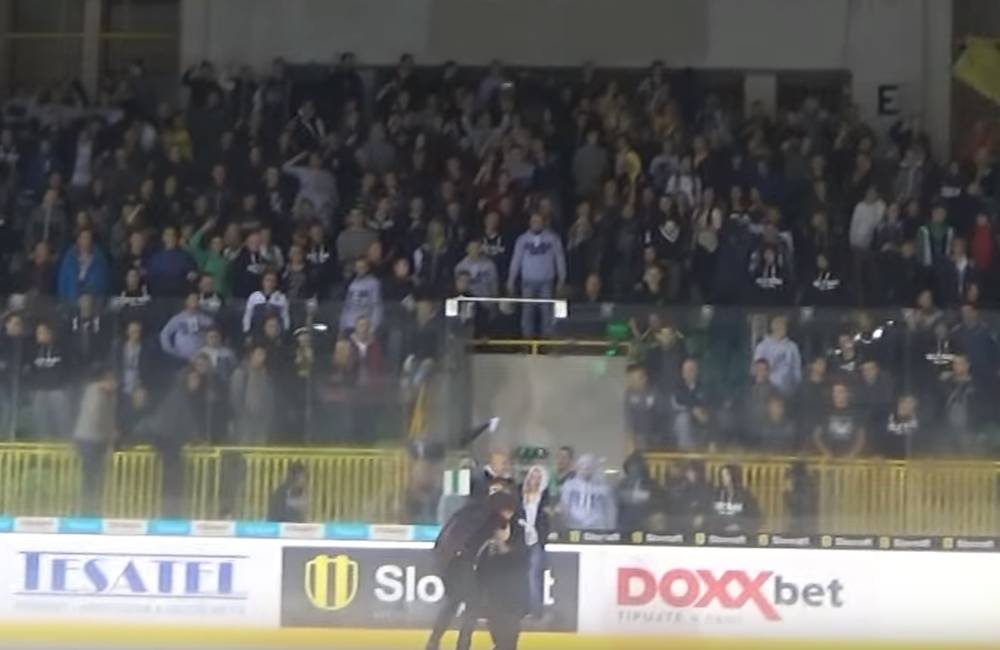 Foto: VIDEO: Potýčka na ľade. Ultras Žilina sa počas zápasu s Martinom pochytili s ochrankou