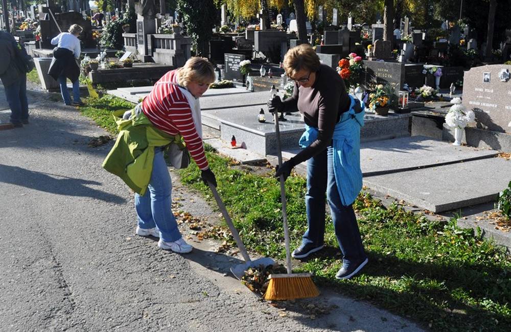Foto: Zamestnanci mesta Žilina, hokejisti a mestskí policajti poupratovali mestské cintoríny
