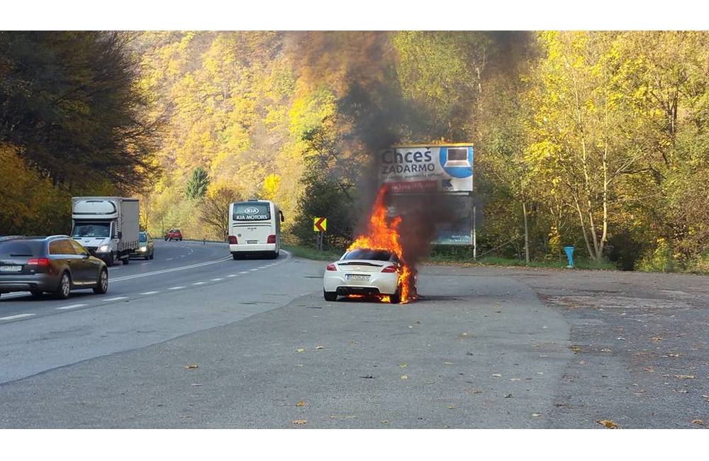 Foto: Pod Strečnom horelo auto, nikto sa našťastie nezranil