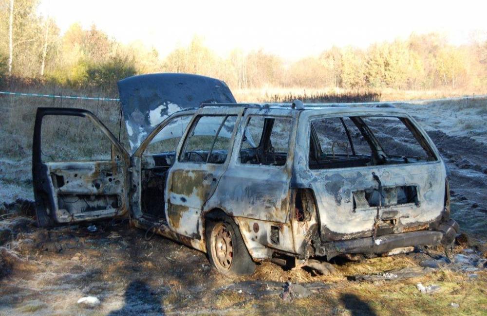 Foto: Pri Liptovskom Mikuláši našli zhorené auto a v ňom telo muža