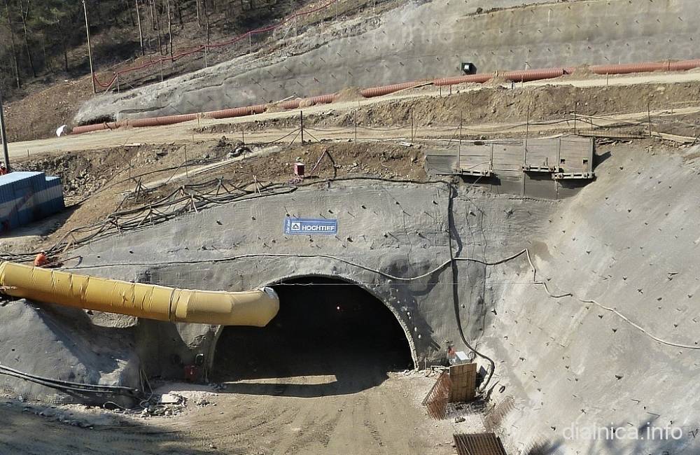 Foto: Pre výstavbu diaľnice uzavrú cez víkend cestu v Považskom Chlmci