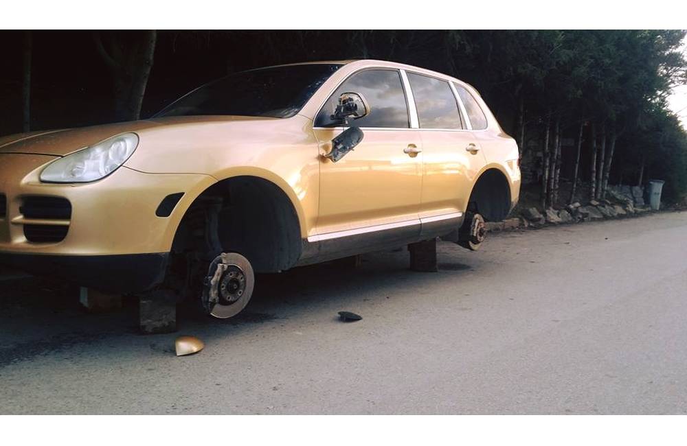 Foto: Majiteľovi auta na fotografii ukradli v Budatíne kolesá. Ponúka 4000 eur za akékoľvek informácie