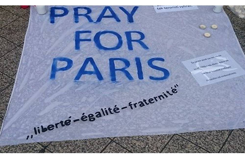 Foto: Na obete teroristických útokov v Paríži si spomenuli aj na Hlinkovom námestí