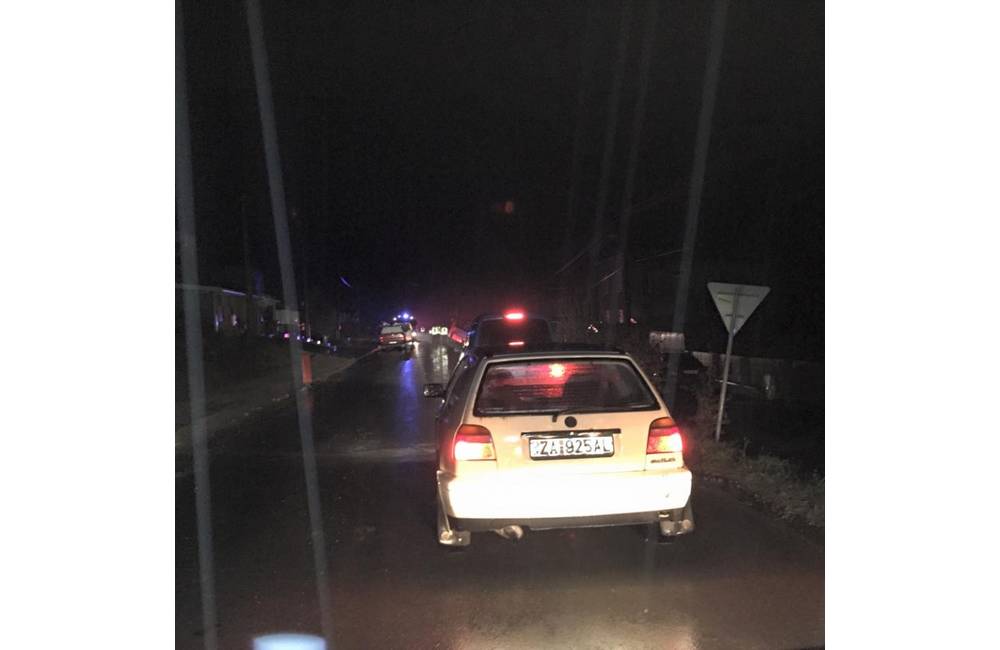 Foto: V Bitarovej narazil autobus do elektrického stĺpa, hlásia výpadky elektriny v obciach