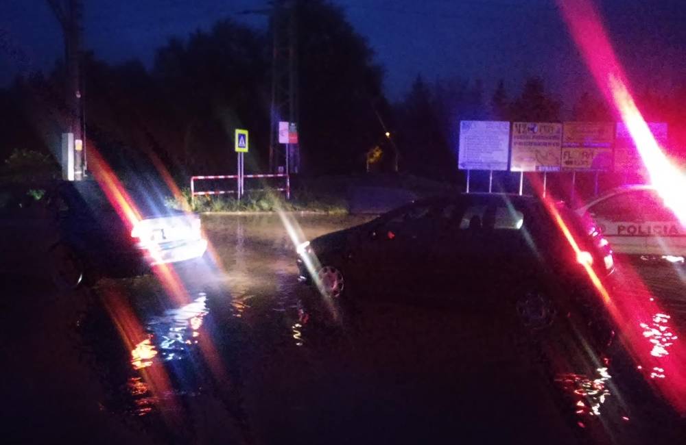 Foto: V sobotu v noci spadlo auto do Rajčianky