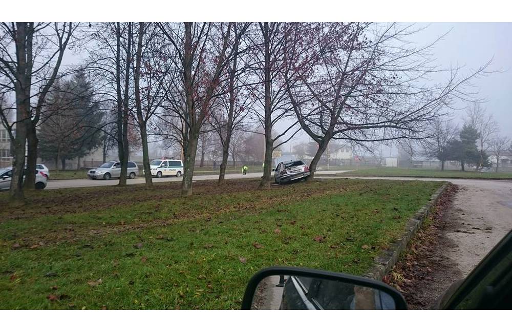 Foto: Hrozivo vyzerajúca nehoda na Vlčincoch, auto narazilo do stromu